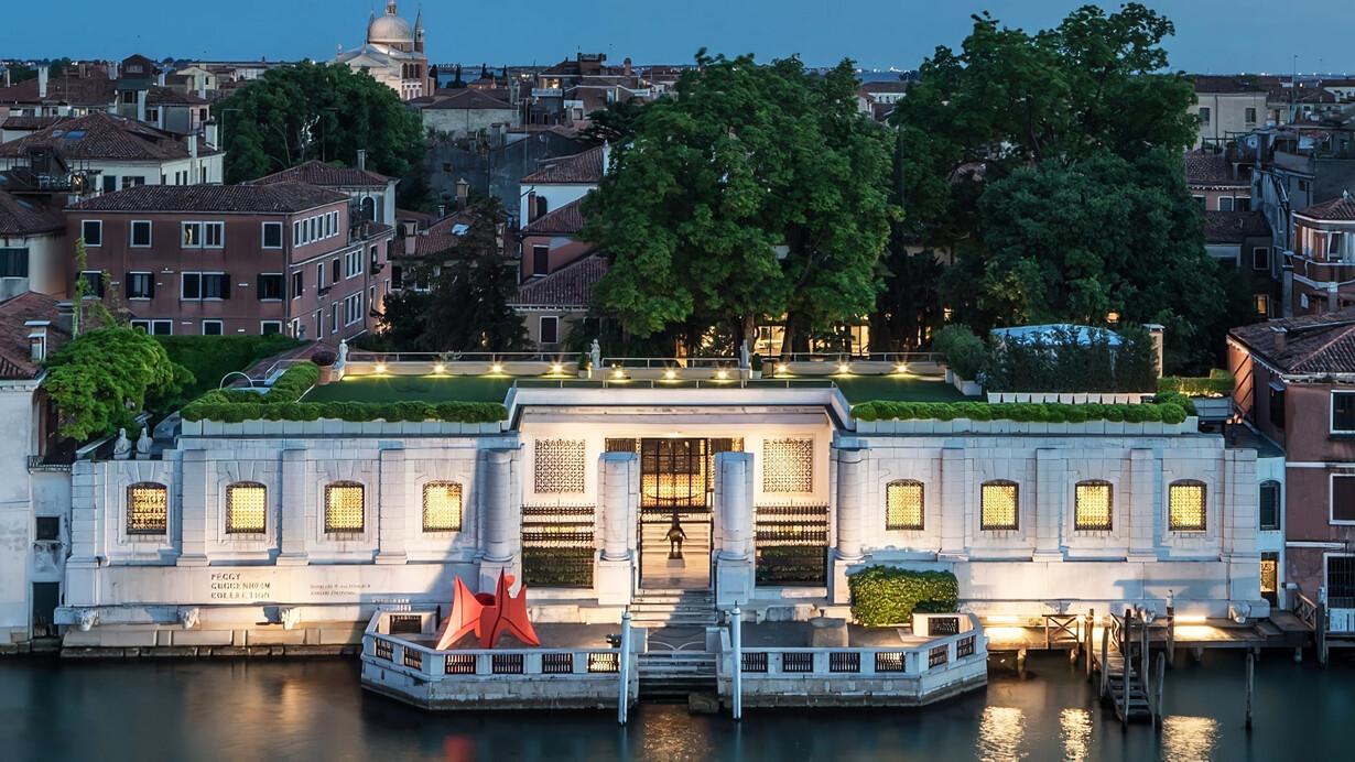 El Palacio Venier de los Leones es un palacio de Venecia , situado en el distrito de Dorsoduro y con vistas al Gran Canal