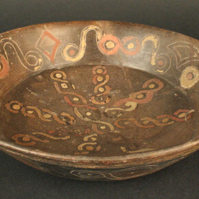 Plato polícromo

Materiales: Cerámica

Formativo Tardío. 200 - 600 a.C. Paracas. Fase 8 y 9

Medidas: 59 mm de alto
