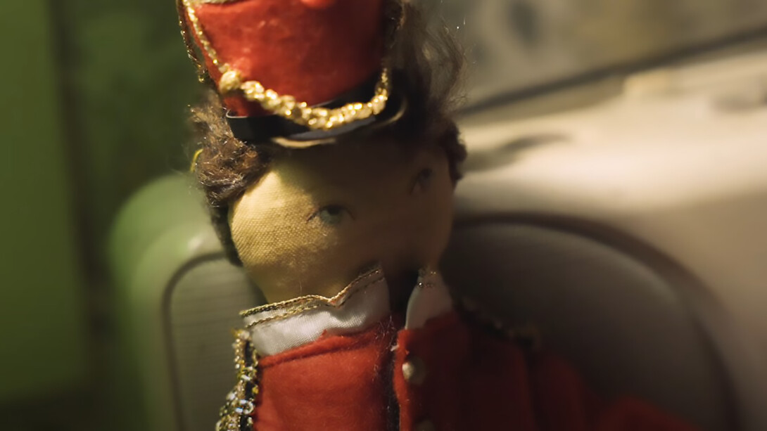 Viola’s Room is a sensory-driven immersive experience by Punchdrunk that leads audiences through a dreamlike narrative using sound, light, and touch instead of traditional dialogue