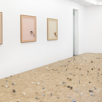 Clara Sánchez Sala, Del marfil al color hígado, vista de exhibición. Cortesía de la Galería NF/Nieves Fernández 