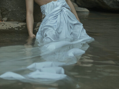 Una persona si bagna in un lago per trovare un po di pace 