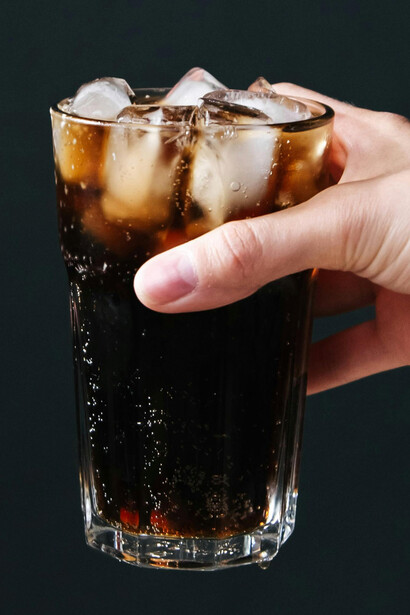 Refrigerante no copo. O consumo regular de bebidas açucaradas está associado a um estado inflamatório crônico no organismo, o que aumenta o risco de diversas doenças, incluindo doenças cardiovasculares, câncer e doenças neurodegenerativas
