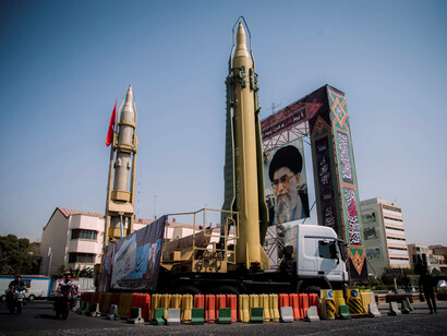 Despliegue de armamento durante un desfile militar en Irán