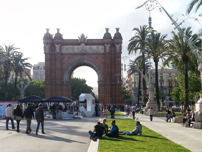 El incentivo de los actos feriales de la Exposición Universal conllevó la mejora de las infraestructuras de toda la ciudad, que dio un enorme salto hacia la modernización y el desarrollo. También se aprovechó para poder acabar proyectos que hacía años que estaban en marcha pero que no se terminaban nunca. El Arco de Triunfo fue la entrada principal a la Exposición Universal de Barcelona, España