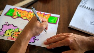 Hombre dibujando en papel