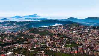 Campi Flegrei, Campania, Italia. I Campi Flegrei sono un’area vulcanica complessa all’interno della quale, negli ultimi 39.000 anni, sono stati attivi numerosi centri eruttivi differenti. Tali eruzioni sono connesse a due episodi di sprofondamento che, sovrapponendosi, hanno generato una caldera complessa che rappresenta la struttura più evidente del distretto vulcanico Flegreo. Quest'ultimo comprende i Campi Flegrei, parte della città di Napoli, le isole vulcaniche di Procida e Ischia, e la parte nord-occidentale del Golfo di Napoli