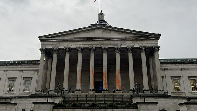 Edifício Wilkins, na Universidade de Londres, após ação do grupo ativista "Just Stop Oil". Desde o seu surgimento, o grupo se tornou um dos grupos mais visíveis e polêmicos no cenário ativista, em grande parte por conta da natureza disruptiva de suas ações