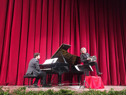 "Notti prima del Fortissimo festival". Lontani geograficamente, Filippo Arlia abita in Calabria, Cesare Chiacchiaretta, in Abruzzo, i due musicisti si sentono anime gemelle sul palcoscenico