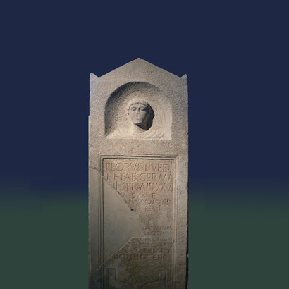 Stele funeraria di Florus, schiavo di Publius Vedius Germanus, rinvenuta a Carnuntum. Petronell-Carnuntum, Bassa Austria