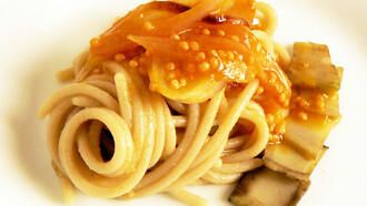 Spaghetti bio con purea di Carciofi guarniti con salsa a base di Scalogno, Semi di Senape e succo d’Arancia