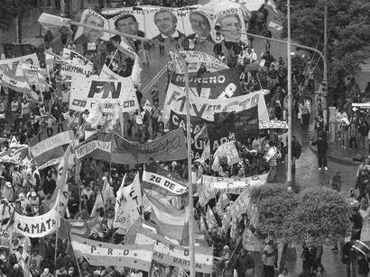 Manifestantes se dirigen a la III Cumbre de los Pueblos, realizada en el Estadio Mundialista de Mar del Plata