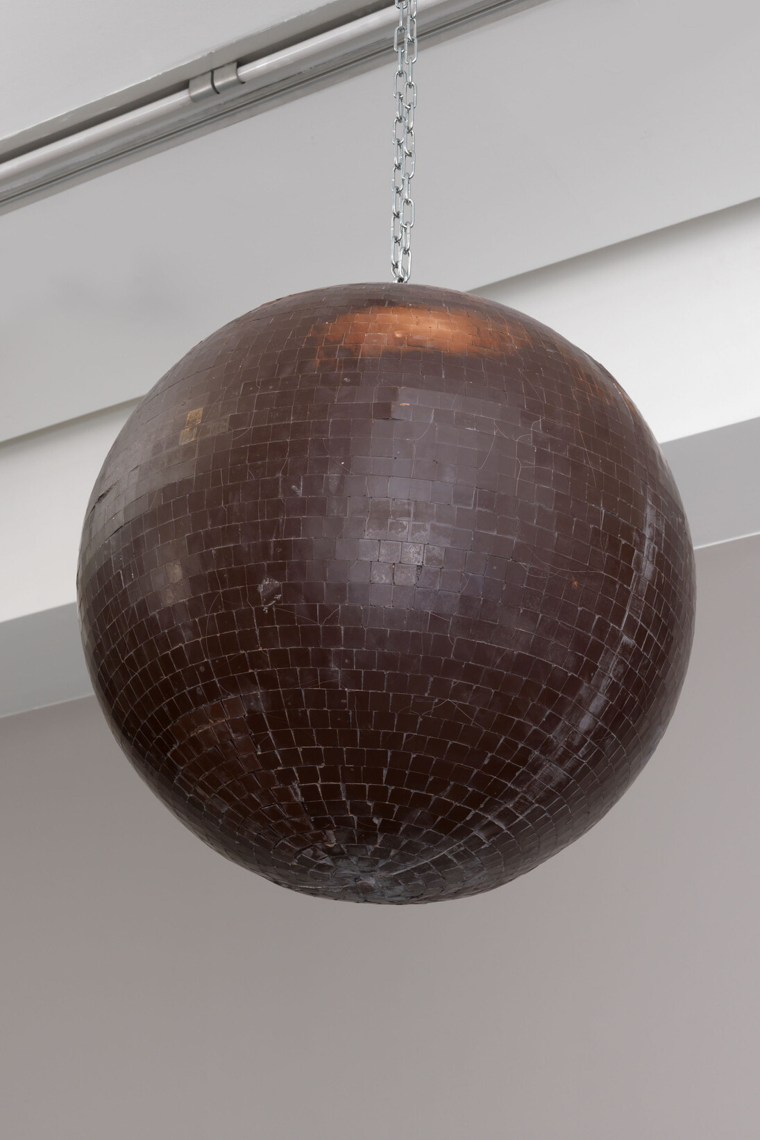 Kelley Walker, Circle in circle, 2006, Cast compound chocolate, archival wax, chain, motor, Diameter: 61 cm (24 1/8 in.)