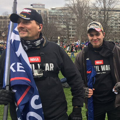 Simpatizantes de Trump portan camisetas con la frase «Guerra civil, 6 de enero de 2021»