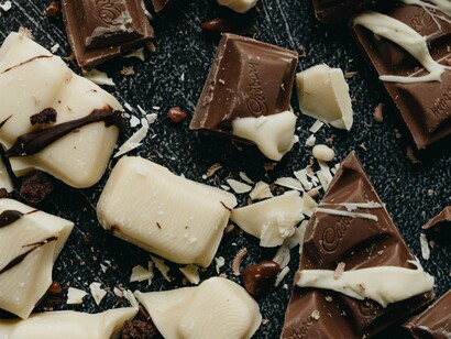 Pedaços de chocolate. Só de pensar na recompensa que ainda está por vir, o cérebro já libera vários neurotransmissores ligados ao prazer. Como o "estímulo alimentar" já antecipa uma experiência prazerosa, ele pode se tornar um estímulo ambiental, capaz de prender a atenção do indivíduo e desencadear comportamentos exagerados em relação a alimentos mais calóricos, como o chocolate