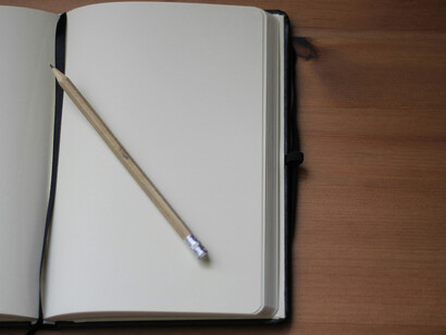 Cuaderno en blanco y lápiz, listos para materializar una historia