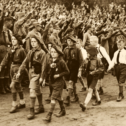 Juventudes hitlerianas marchando en 1932. Fotografía: The Museum of Modern Art (MoMA) vía Metropolitan New York Library Council and Empire State Digital Network