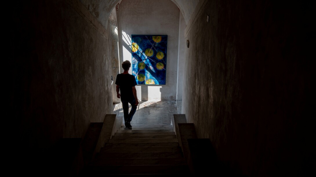 Gregor Becker e una delle sue opere in una foto Maurizio Di Giovancarlo - Tuscia Fotografia