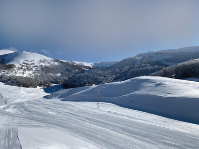 Sciare a Campo Felice, Abruzzo, Italia. Queste località offrono condizioni ideali per gli amanti dello sci di tutte le età e livelli di abilità e sono rinomate per le loro piste ben curate, che si estendono attraverso paesaggi pittoreschi e boschi innevati