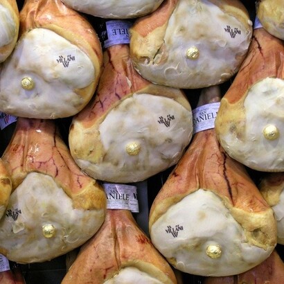 Prosciutti come il Prosciutto di Parma e il Prosciutto di San Daniele sono diventati espressioni riconoscibili della cultura alimentare italiana