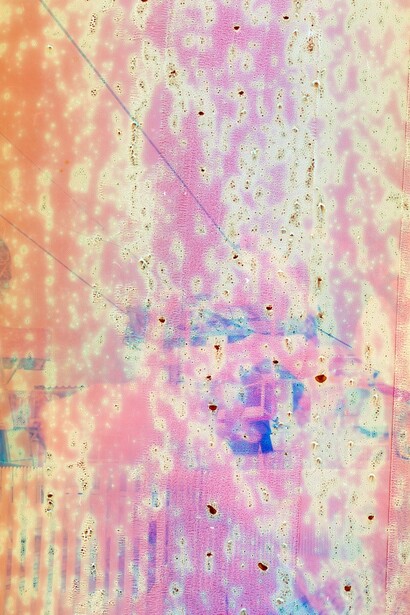 Sebbene promettenti, le droghe psichedeliche presentano anche rischi, soprattutto se usate senza guida o in ambienti non controllati, come il rischio di esperienze difficili o lo sviluppo di vulnerabilità psicologiche 