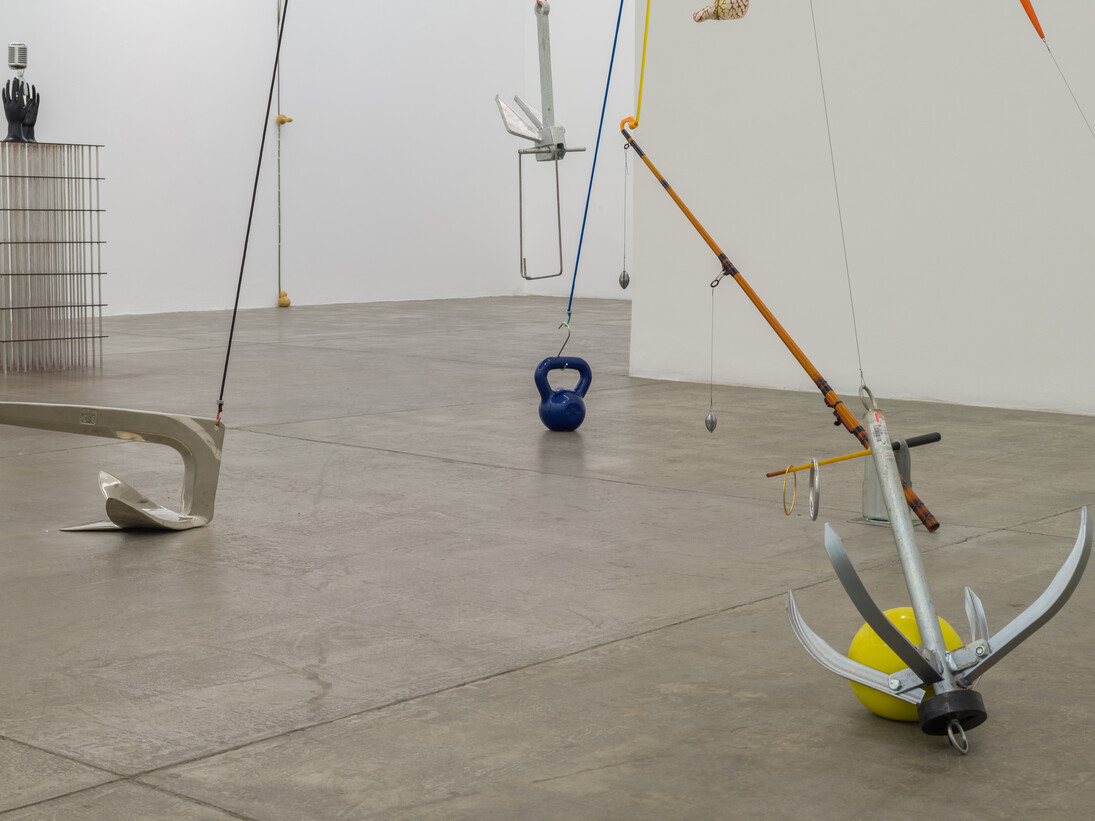 Vista da exposição no Galeria Fortes Vilaça, 2015. Rodrigo Matheus, Atração. Photo: Eduardo Ortega. Cortesia Galeria Fortes Vilaça