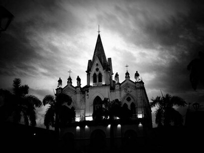 A silhueta de uma igreja no céu