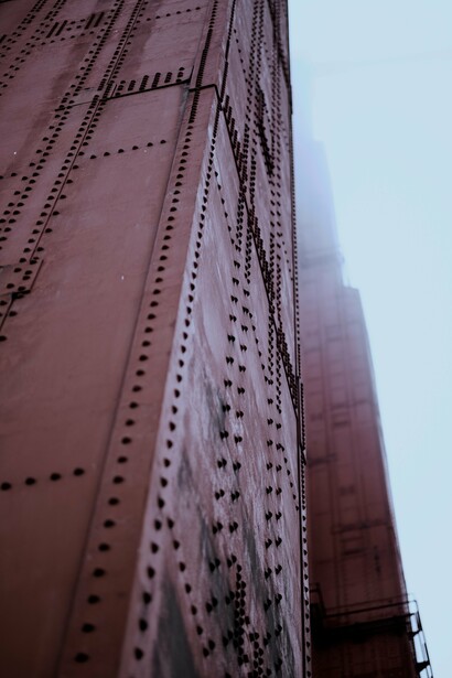Detalle del Puente Golden Gate y su estilo "Art Déco" en San Francisco, Estados Unidos