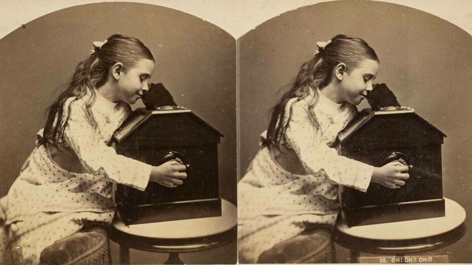 Anoniem, Stereokaart van een meisje dat in een stereokijker kijkt, ca. 1870. Avec l'aimable autorisation de FOMU
