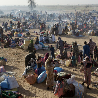 Jérôme Tubiana, Varios grupos de personas desplazadas en la carretera entre Darfur y Chad en mayo de 2025 (detalle), 2025. Cortesía del Museo Nacional Thyssen-Bornemisza