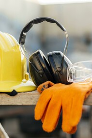 Occhiali protettivi, casco antinfortunistico, cuffie antirumore 