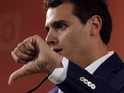 Albert Rivera haciendo un signo de derrota