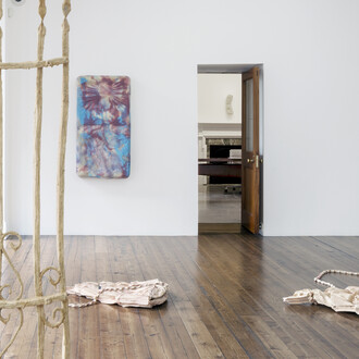 Kaari Upson, House to body shift, exhibition view. Courtesy of Sprüth Magers