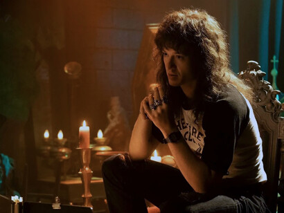 Fotograma de la cuarta temporada de la serie «Stranger Things» con Joseph Quinn como líder del Hellfire Club