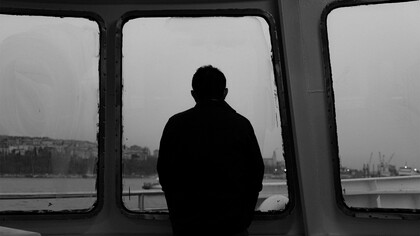 Cacilheiro. Ele só queria estar ali sossegado a ver o mar e a sentir a sua brisa através da escotilha