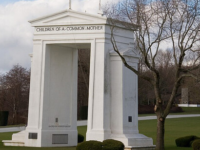 El ansia del poderoso por extender el territorio más allá de los límites que corresponden... solo impera el poder del más fuerte y la avaricia del rico que jamás se ve saciado. Parque de la paz. Arco de la paz en la frontera entre Canadá y Estados Unidos