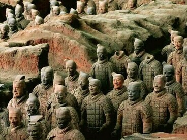 Essas figuras não eram meramente decorativas: constituíam uma força simbólica de proteção para o além, reafirmando a continuidade do poder imperial após a morte 