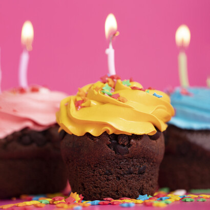 Las velas encendidas representan protección, guía y buenos augurios, mientras que apagarlas de un solo soplido se asocia con la esperanza de que los deseos se hagan realidad