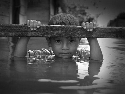 Cuando un sistema (en nuestro caso la Tierra) no tiene la capacidad de amortiguación suficiente y necesaria para disipar la energía: cinética, térmica y plástica que recibe, el sistema es incapaz de restablecer el equilibrio natural