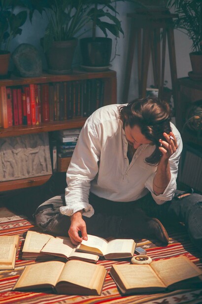 A poesia renova-se com cada leitura, provocando uma nova experiência que envolve todo o ser, não apenas a mente