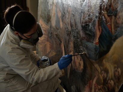 Roma, Basilica dei Santi Cosma e Damiano, Allieva dell’Istituto Restauro Roma impegnata in operazioni di Restauro nel Laboratorio della Basilica