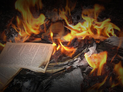 Libri al rogo: più che perseguire una impossibile cancellazione d’una cultura bisognerebbe articolare un'efficace critica oppure una inappellabile condanna morale