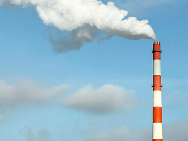 Les rejets industriels dans l’atmosphère rappellent que derrière les technologies numériques et l’IA se cache une empreinte carbone lourde, ancrée dans des systèmes énergétiques polluants