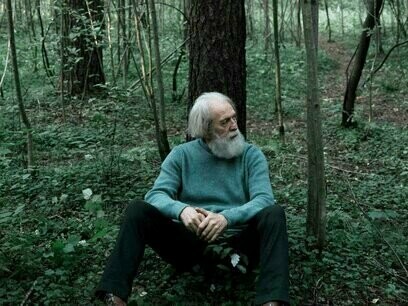 Idoso solitário. Segundo a Organização Mundial da Saúde (OMS), o número de pessoas com mais de 60 anos irá dobrar até 2050. No Brasil, já há mais idosos do que crianças de até 9 anos. Ainda assim, a sociedade continua despreparada para acolher e cuidar dessa população que cresce rapidamente