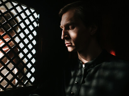 Párroco oyendo la confesión de un feligrés