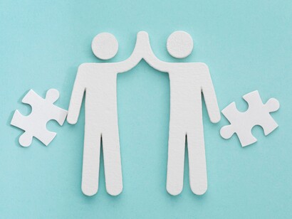 Avere fiducia in sé stessi permette di affrontare sfide con determinazione e coraggio, mentre la fiducia negli altri facilita la collaborazione e il raggiungimento degli obiettivi comuni