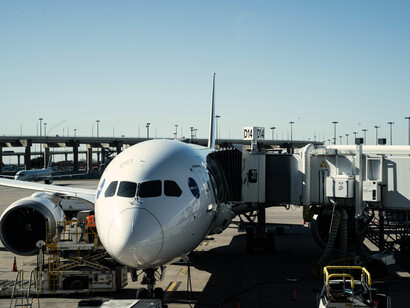 Passerelle connectée à l’appareil avant l’embarquement des passagers. Les compagnies aériennes sont chargées de vérifier que chaque voyageur possède les documents nécessaires pour entrer dans le pays de destination