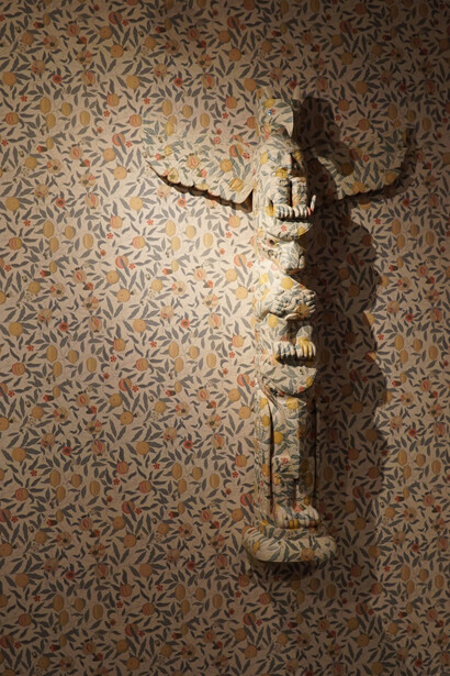 The Imaginary Indian (Totem Pole), 2016
Indonesian-carved replica of a Tlingit totem pole, hand painted to match Victorian wallpaper
Totem: approx. 72 inches tall
Wallpaper: Dimensions variable
Courtesy the artist and Peter Blum Gallery, New York