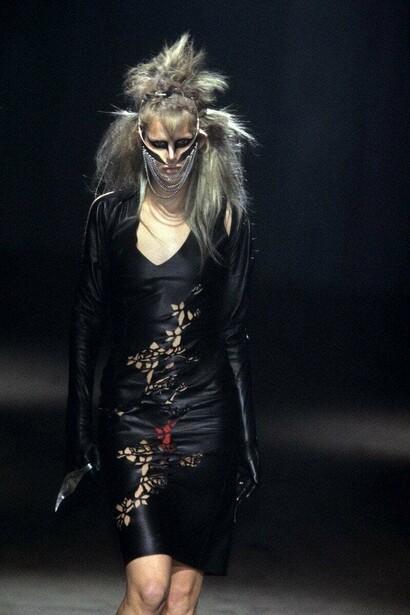 En la vida de McQueen no se trataba solamente de la ropa, sino que era mucho más profundo: era un artista, un poeta, un romántico, el diseñador más visionario de todos. Stella Tennant en el desfile de Alexander McQueen Otoño-Invierno 2017