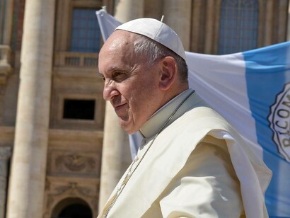 Eine Nahaufnahme von Papst Franziskus, der die Menge betrachtet
