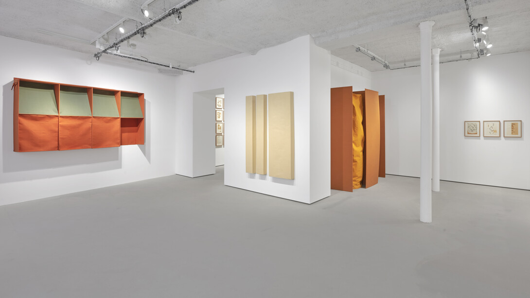 Franz Erhard Walther, Les couleurs sont des actions de la lumière...exhibition view. Courtesy of Galerie Jocelyn Wolff 